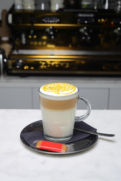 Foto xícara de café latte arte em café em mesa de madeira clássico xícara de chá italiano cappuccino delicioso bebida quente da manhã