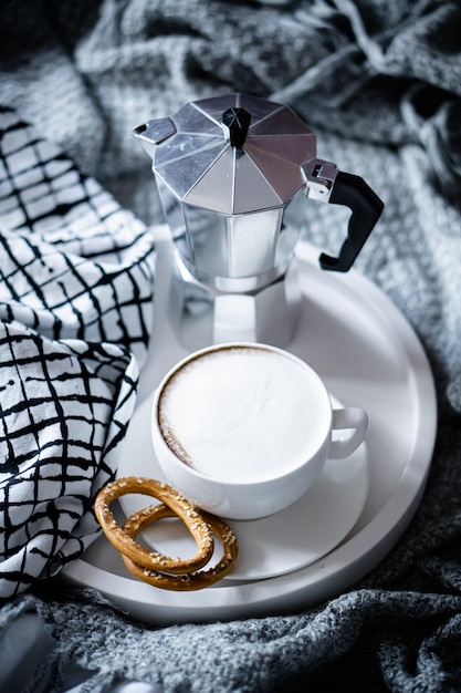 Xícara de café na bandeja no inverno aconchegante ruim com cobertor de lã