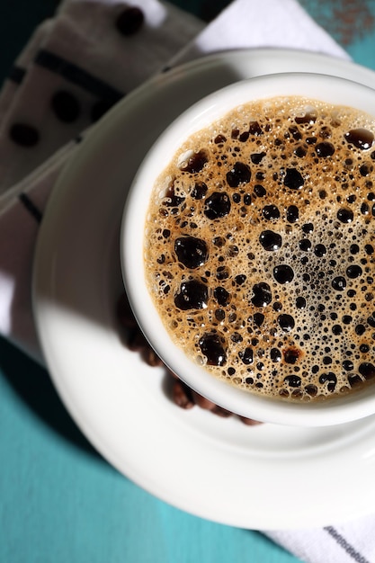 Xícara de café na cor de fundo de madeira