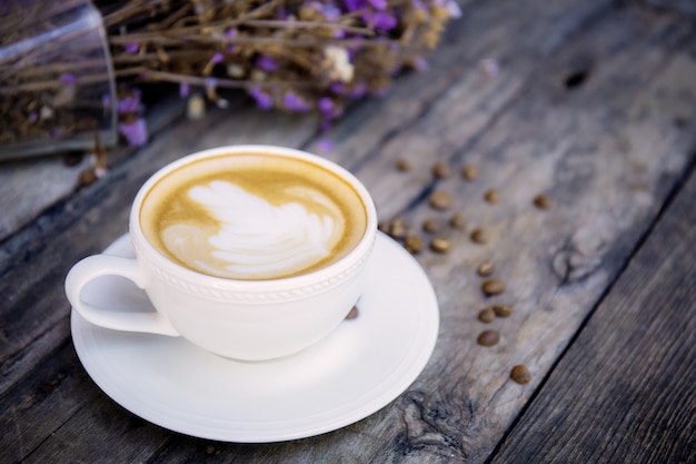 Xícara de café na madeira.