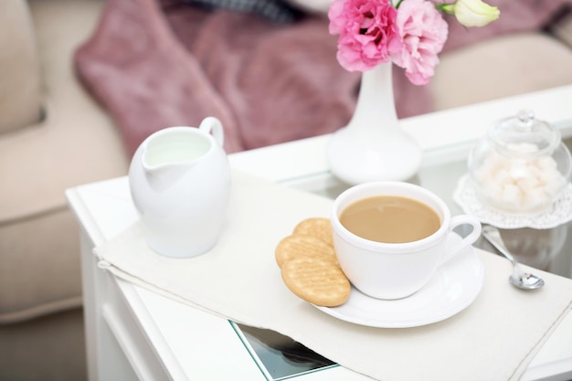 Xícara de café na mesa da sala de estar