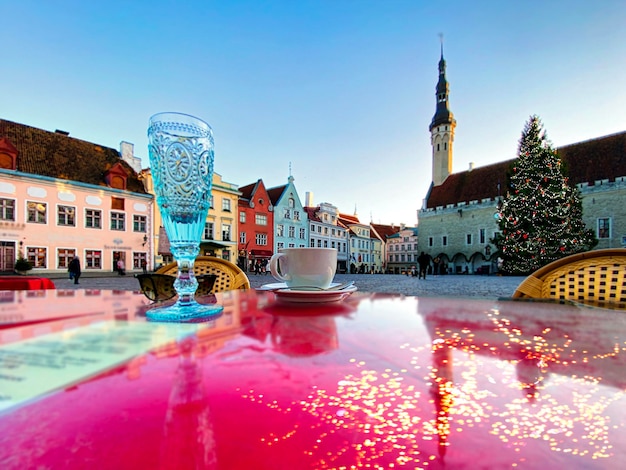 xícara de café na mesa de café de rua da cidade na cidade velha de Tallinn