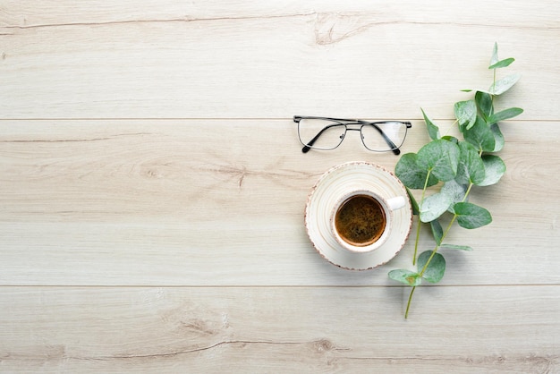 Xícara de café na mesa de escritório Vista superior Espaço livre para o seu texto