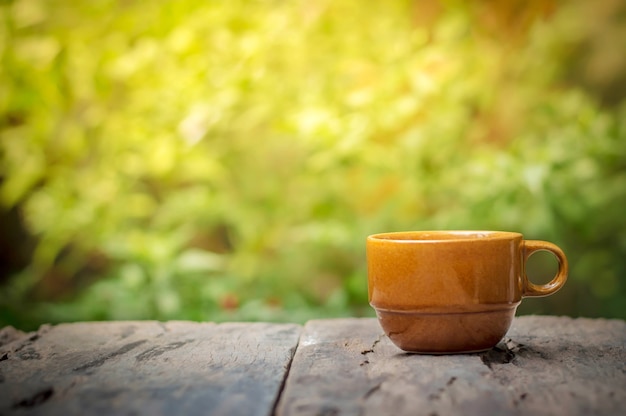 Xícara de café na mesa de madeira de manhã