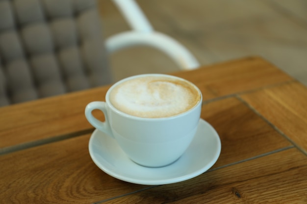 Xícara de café na mesa de madeira em restaurante