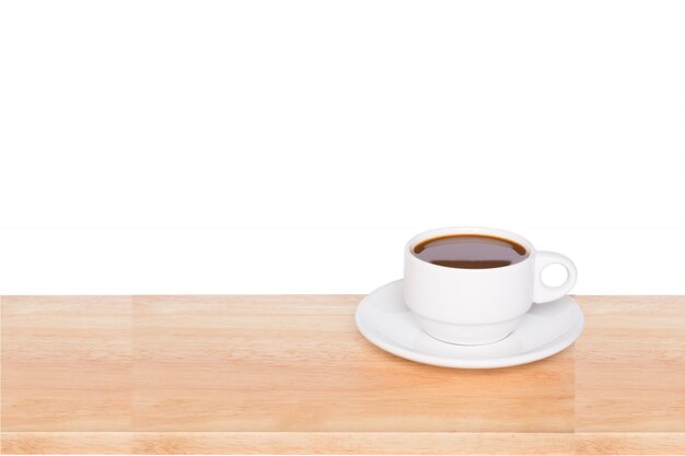 Xícara de café na mesa de madeira, isolada no branco