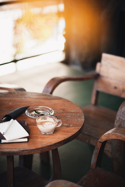 Xícara de café na mesa de madeira rústica