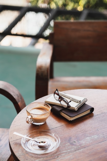 Xícara de café na mesa de madeira rústica