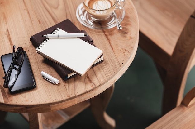 Xícara de café na mesa de madeira rústica