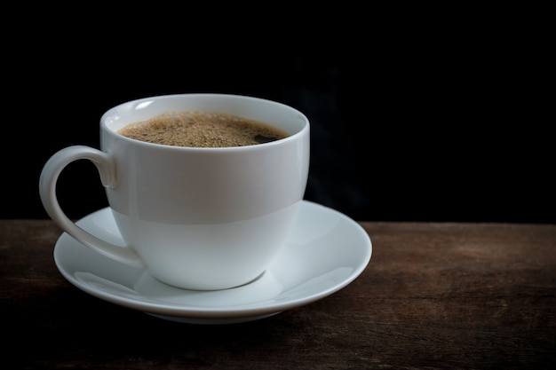 Xícara de café na mesa de madeira velha