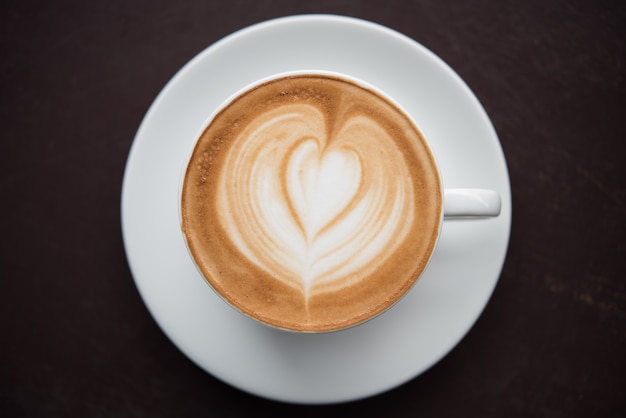 xícara de café na mesa de madeira