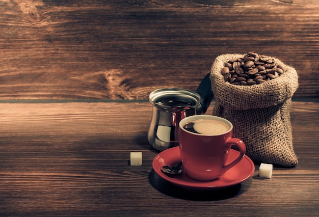 Xícara de café na mesa de madeira