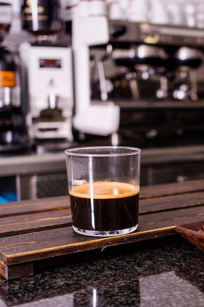 Xícara de café na mesa de madeira