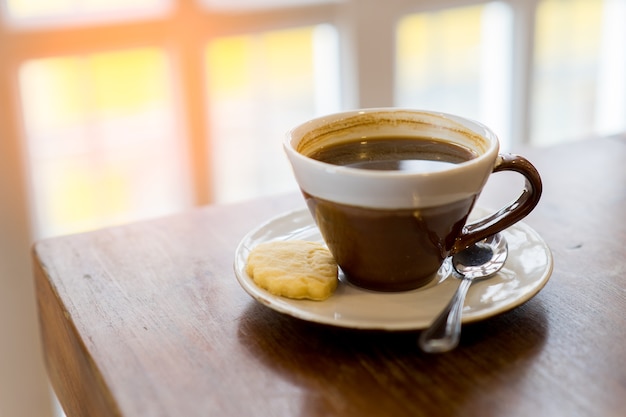 Xícara de café na mesa de madeira