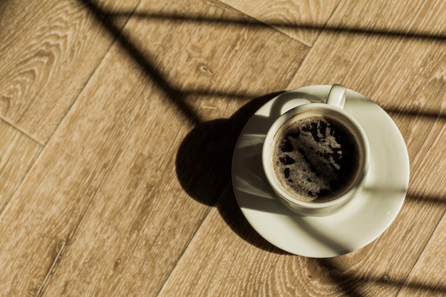 Xícara de café na mesa de madeira