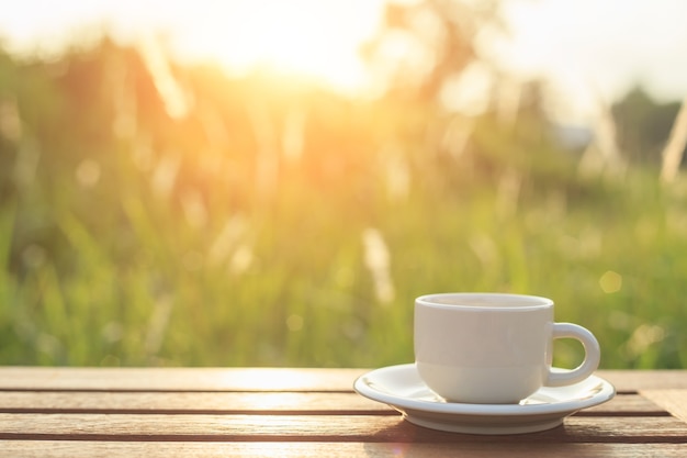 Xícara de café na mesa de manhã