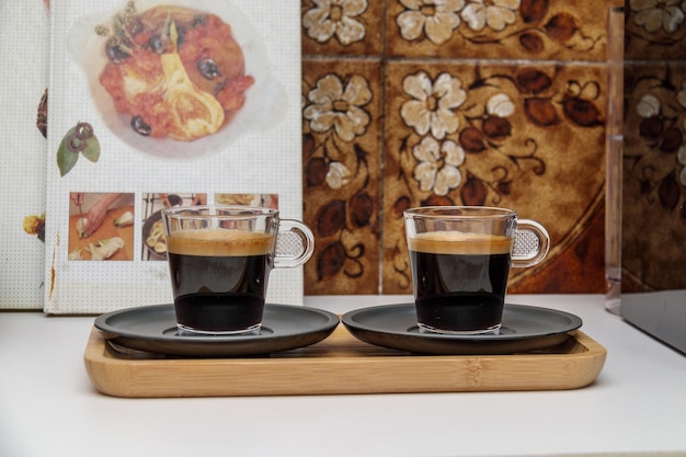 Foto xícara de café na mesa de uma residência no rio de janeiro