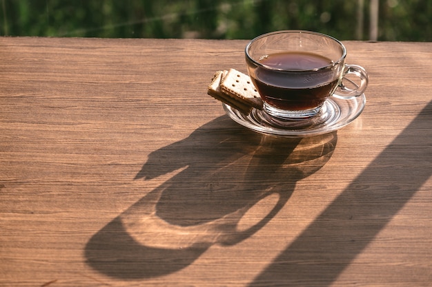 Xícara de café na mesa dentro da janela