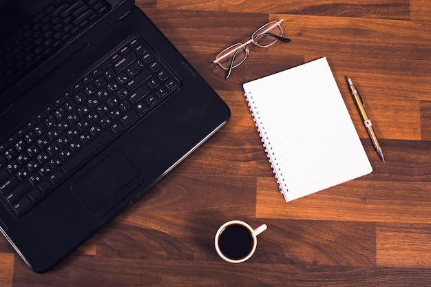 xícara de café na mesa do escritório Vista superior com espaço de cópia plana