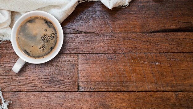 Foto xícara de café na mesa mesa de madeira