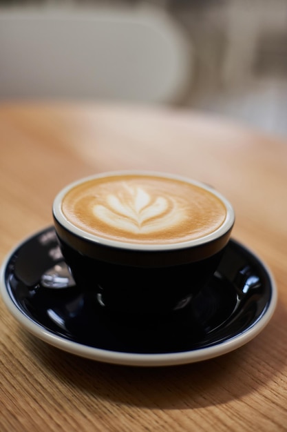 Xícara de café na mesa no café Cappuccino ou café com leite na caneca Aproveitando o tempo sozinho