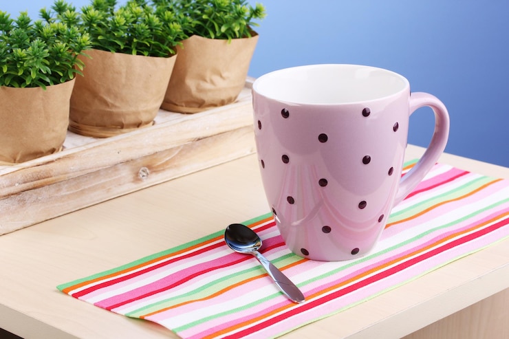 Foto xícara de café na mesa no café no fundo azul