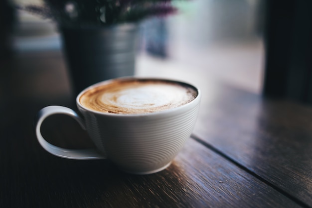 Xícara de café na mesa no café