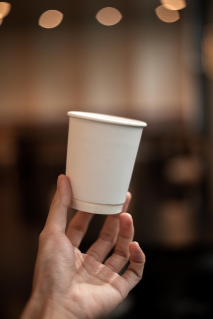 Xícara de café na mesa preta na cafeteria