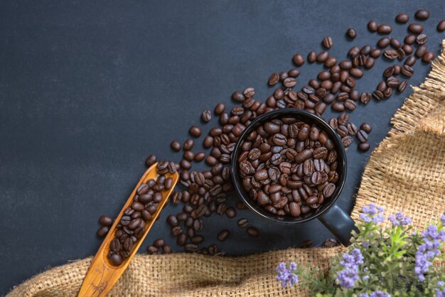 xícara de café na mesa preta