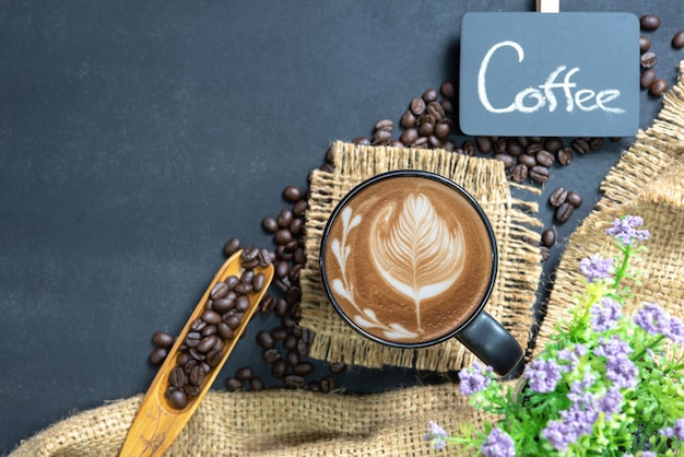 xícara de café na mesa preta