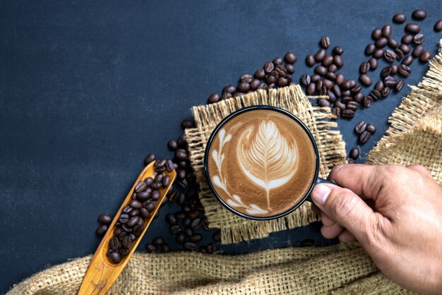 Xícara de café na mesa preta