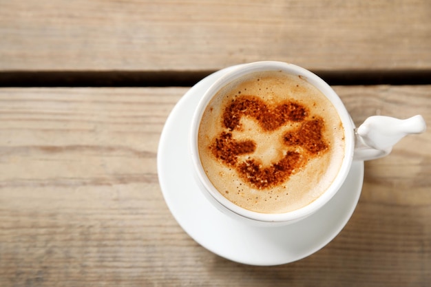 Xícara de café na velha mesa de madeira