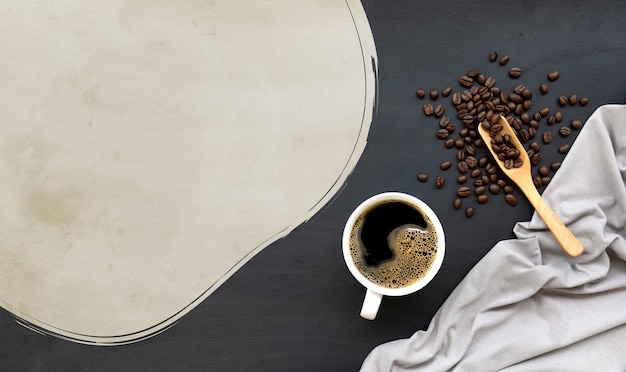 Xícara de café no chão de madeira preta