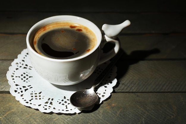 Foto xícara de café no fundo rústico das pranchas de madeira