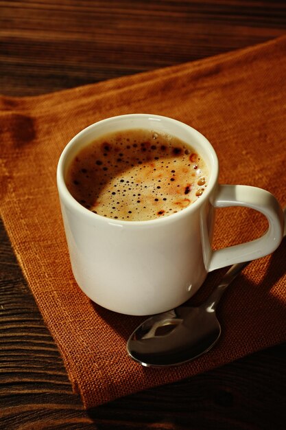 Xícara de café no guardanapo na mesa fechar