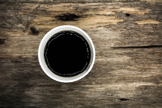 Xícara de café para ir na mesa de madeira - estilo vintage