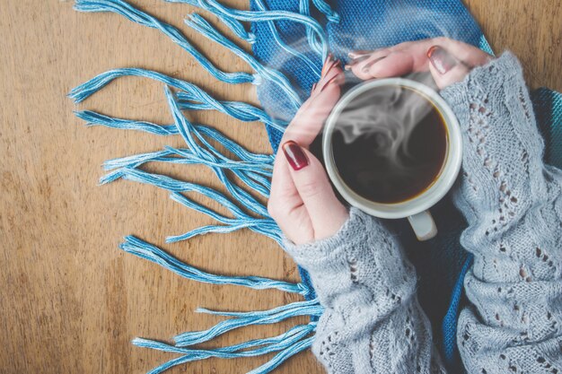 Xícara de café para o café da manhã em suas mãos. Foco seletivo.