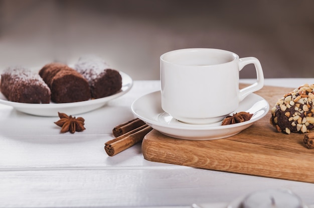 Xícara de café preto com doces de anis, canela e chocolate