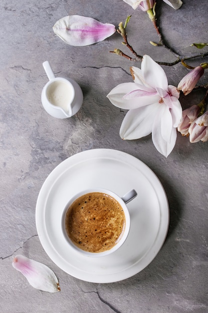 Xícara de café preto com Magnólia