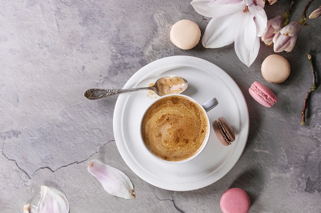 Xícara de café preto com Magnólia