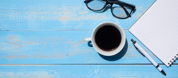 Xícara de café preto com material de escritório