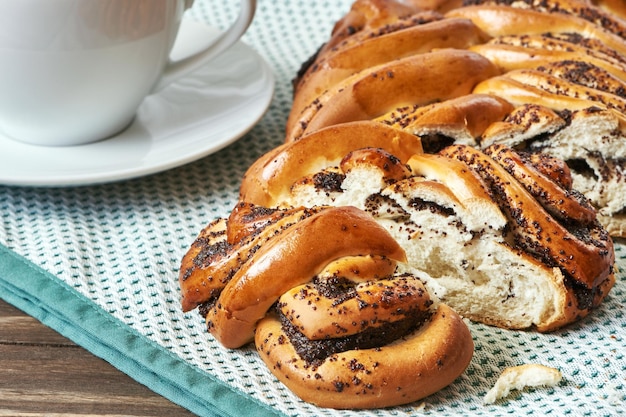 Xícara de café preto e bolo de sementes de papoula