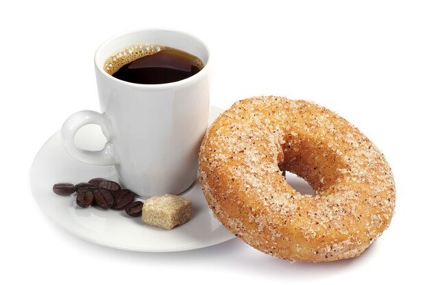 Xícara de café preto e donut em fundo branco