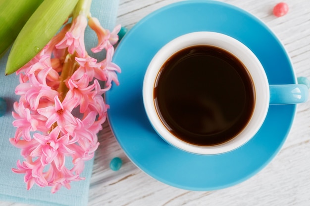 Xícara de café preto e flor rosa