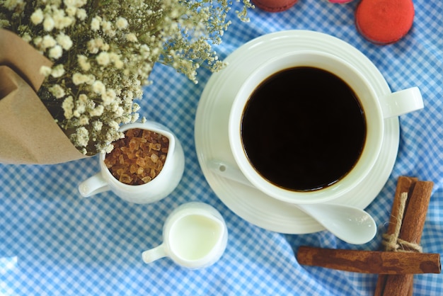 Xícara de café preto na mesa de madeira.