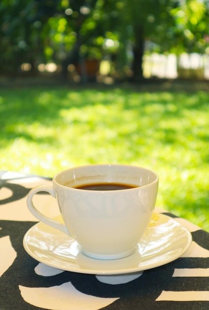 Xícara de café quente aromático fresco na mesa