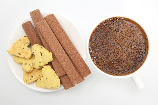 Xícara de café quente com biscoitos