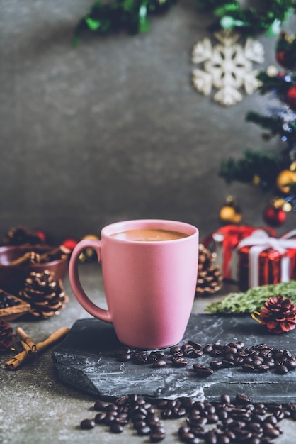 xícara de café quente com decoração de natal