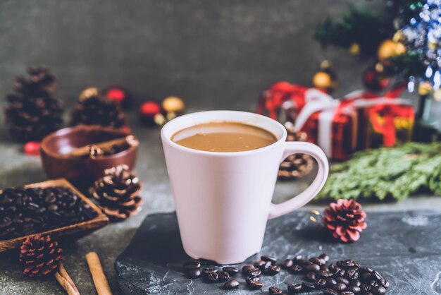 Xícara de café quente com decoração de natal