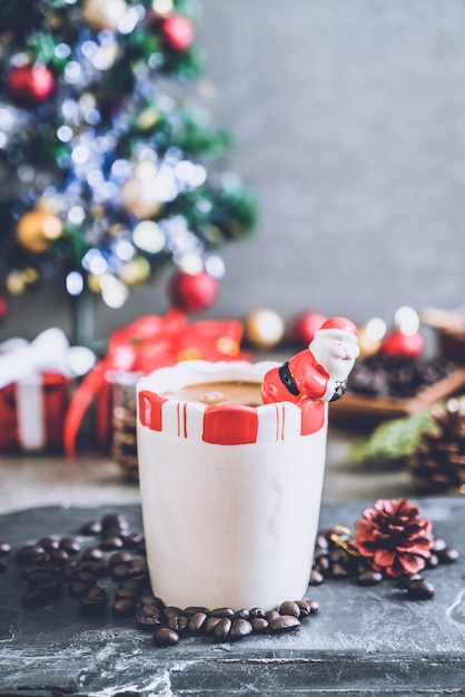 xícara de café quente com decoração de natal